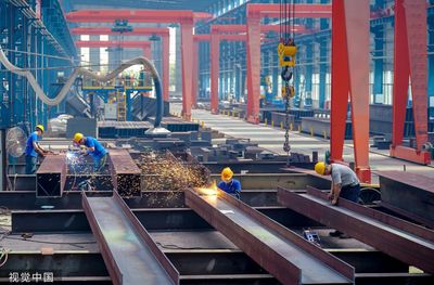 山西运城:工人车间生产钢结构产品